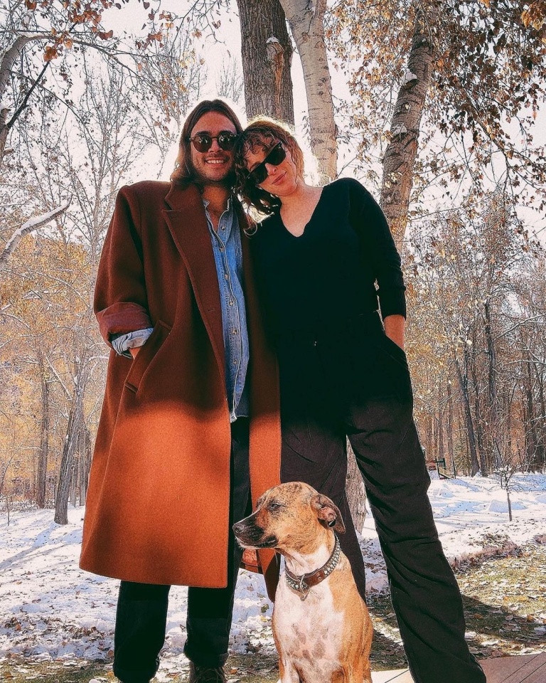 Rumer Willis com o companheiro e o cão