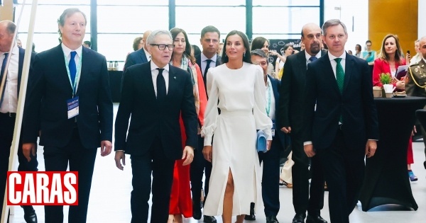 Letizia elige un look que realza su bronceado