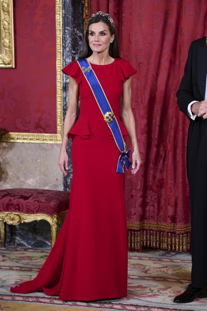 O vestido vermelho e a tiara floral de Letizia em noite de gala