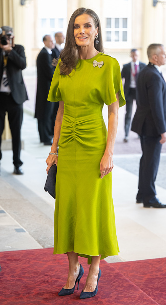 Letizia brilha em Londres num vestido de Victoria Beckham