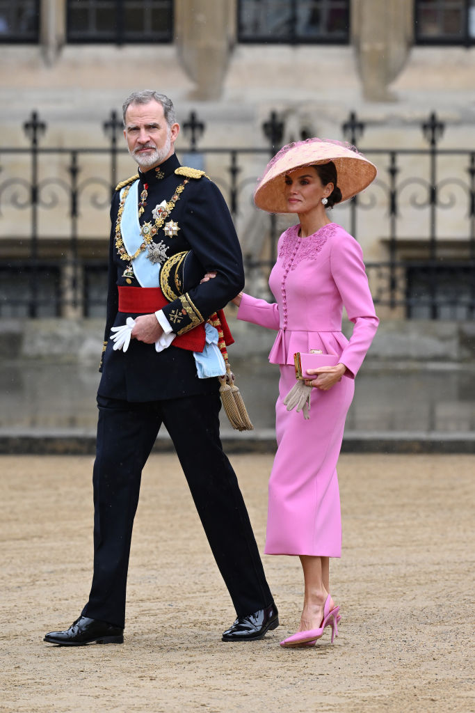 Letizia escolhe um visual rosa, a sua cor preferida, para a coroação
