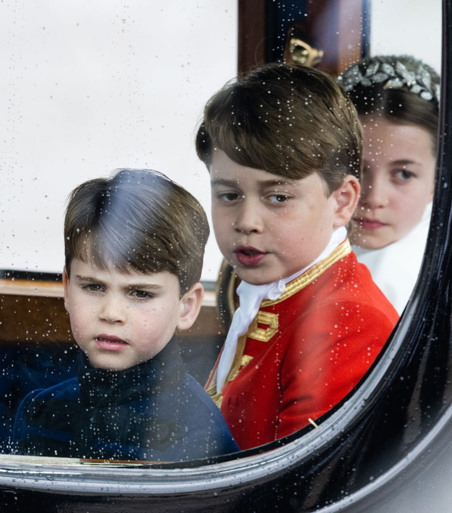 As divertidas imagens de George, Charlotte e Louis a caminho da coroação