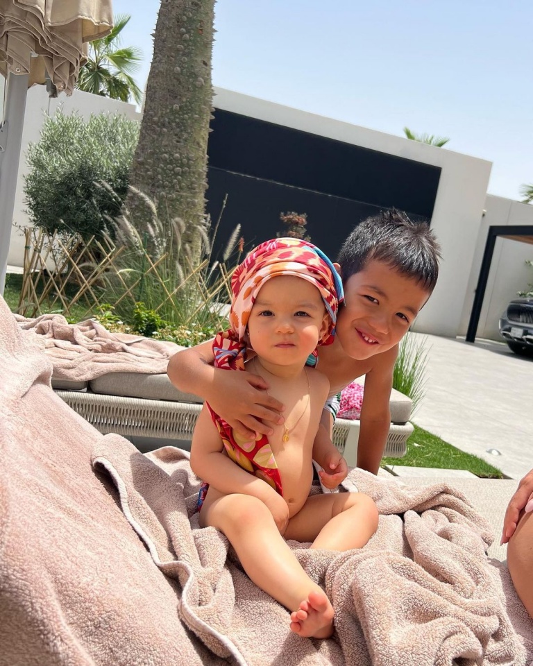 Depois da operação urgente da filha, Cristiano Ronaldo diverte-se na piscina com a família