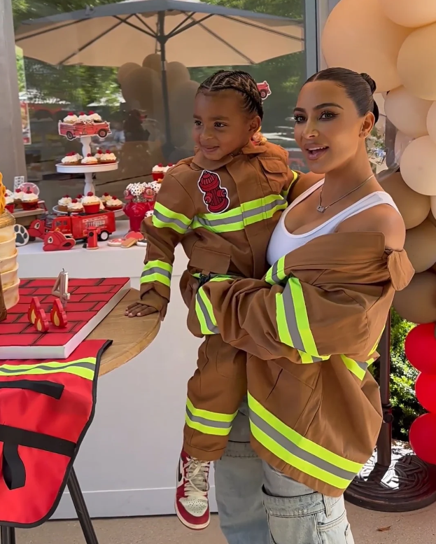 Kim Kardashian organiza festa de aniversário memorável para o filho