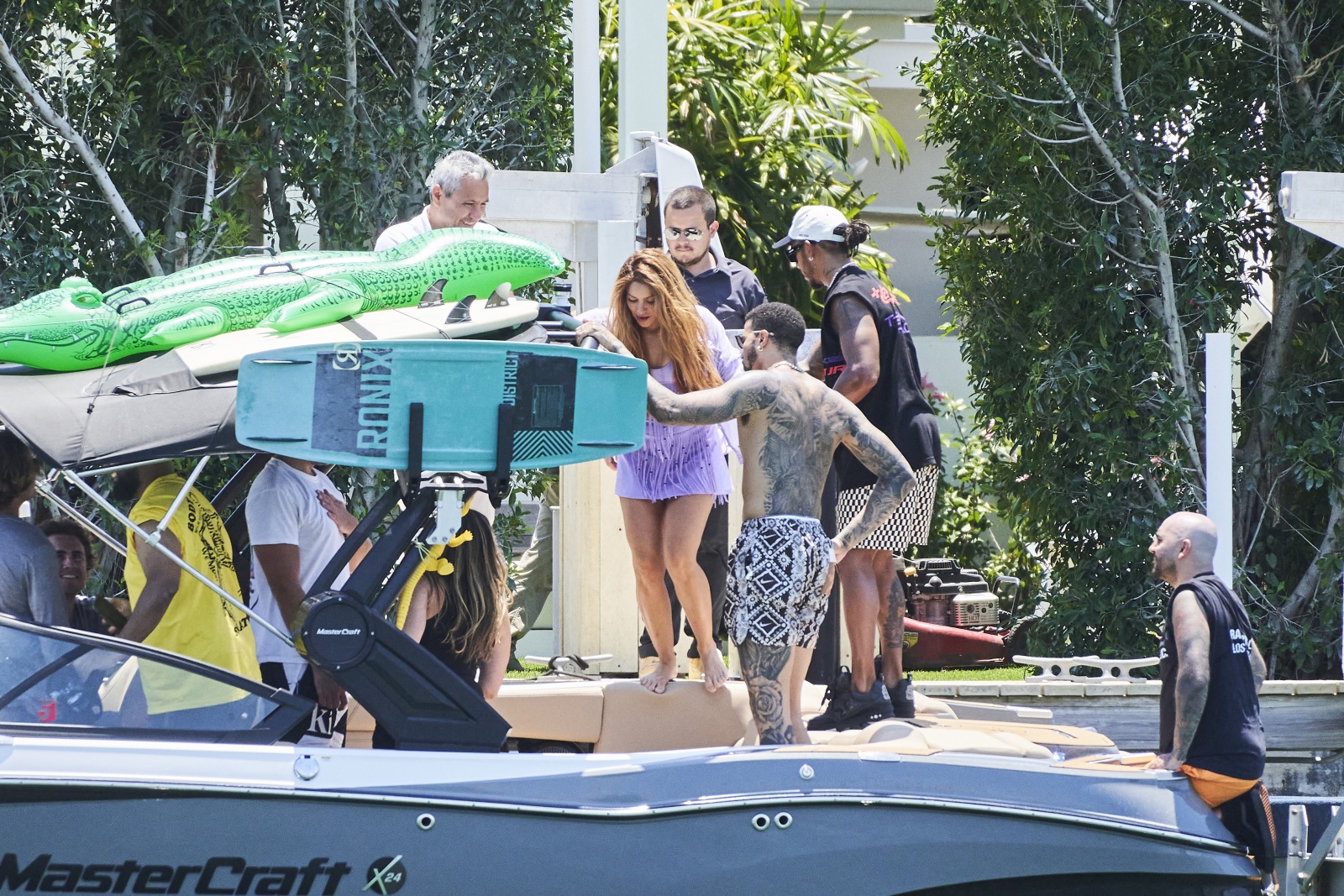 Shakira é vista a entrar num barco onde se encontrava Lewis Hamilton, junto a outras pessoas