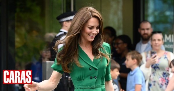 Kate luce elegante y atrevida en verde esmeralda