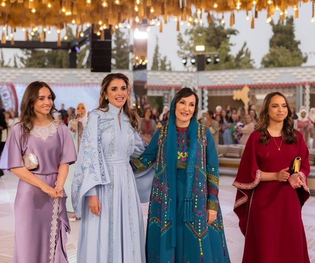 Os visuais luxuosos de Rania e das suas filhas