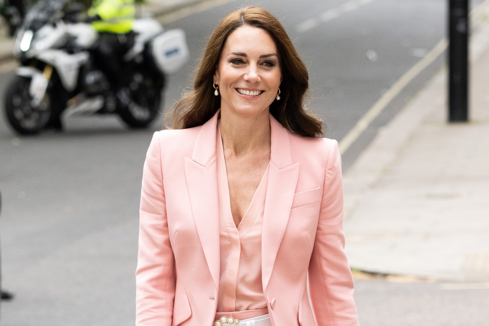 O visual total rosa da Princesa de Gales com um cinto com pérolas “made in Portugal”