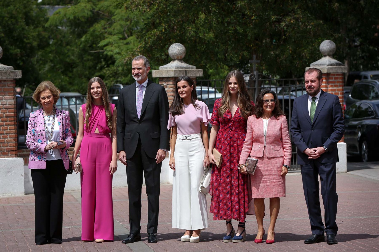 A Infanta Sofía de Espanha recebeu o Sacramento do Crisma rodeada pela família. Na foto, a rainha Sofía, a infanta Sofía, o rei Felipe VI, a rainha Letizia, a princesa Leonor, Paloma Rocasolano e Jesus Ortiz