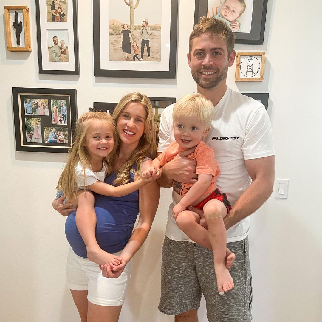 Cody com a mulher, grávida, e os dois filhos