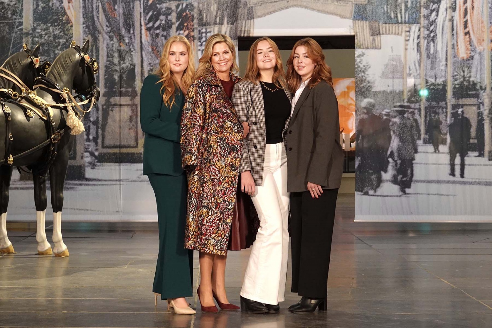 Rainha Máxima da Holanda com as filhas as princesas Amália, Ariane e Alexia da Holanda