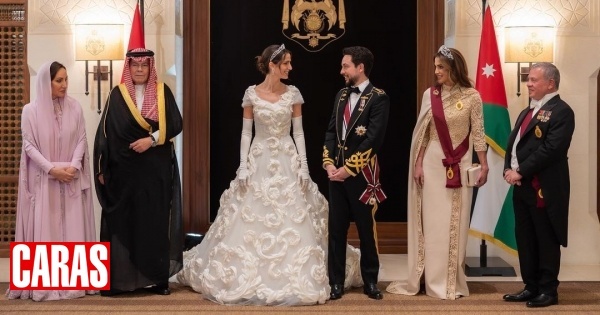 O segundo vestido de Rajwa Al Saif com flores tridimensionais