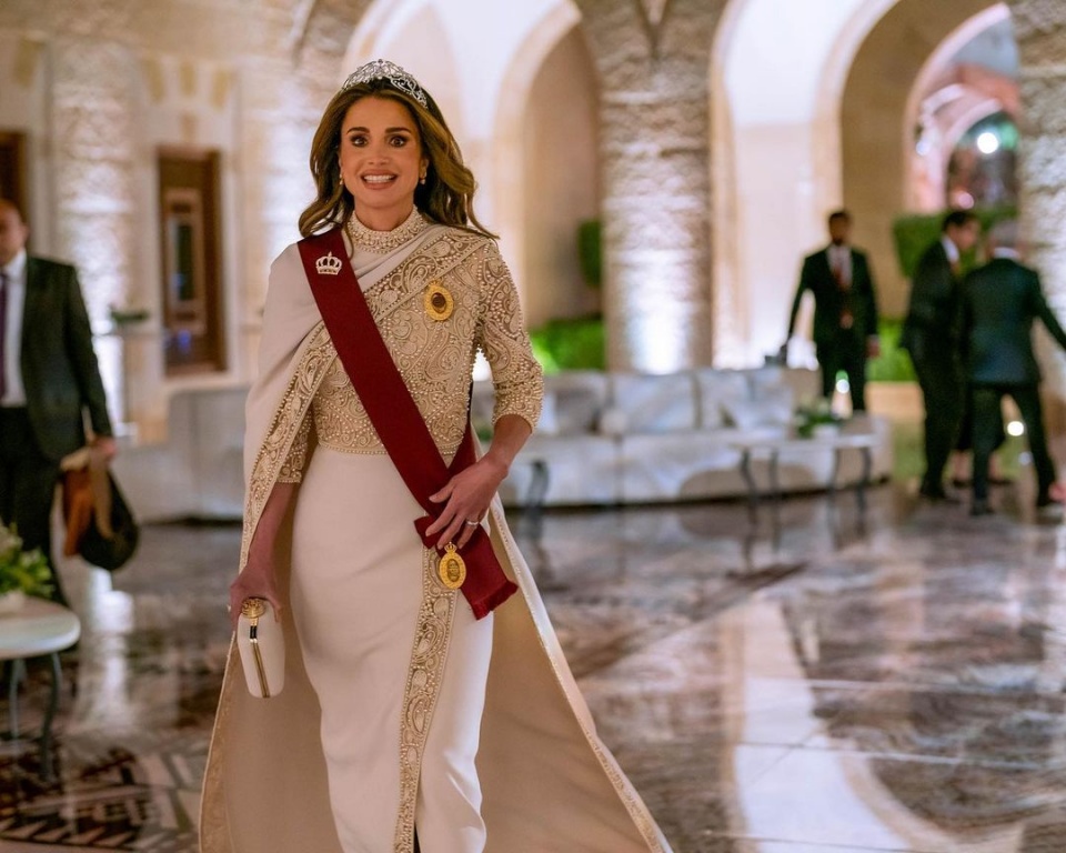 Rania deslumbra num vestido com capa e tiara com 1300 diamantes