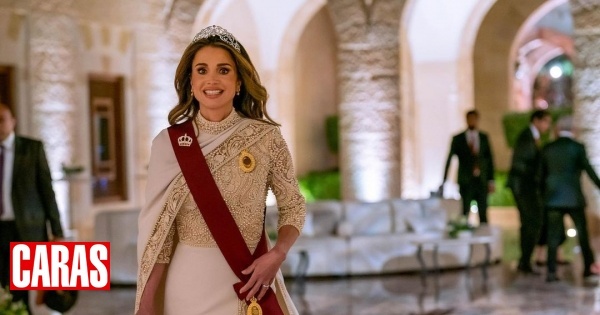 Rania deslumbra num vestido com capa e tiara com 1300 diamantes