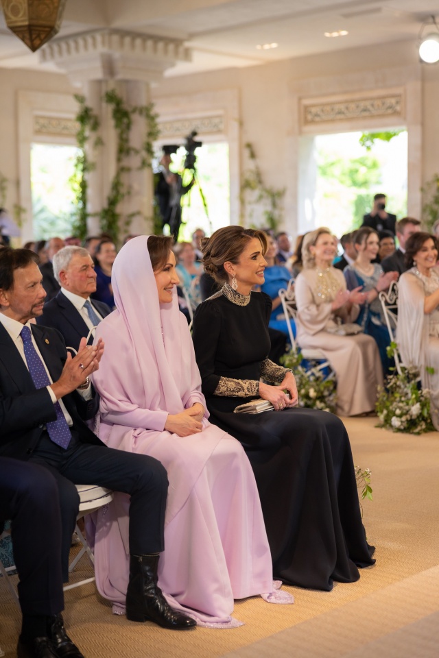 Caras  O espetacular vestido de noiva de Rajwa Al Saif