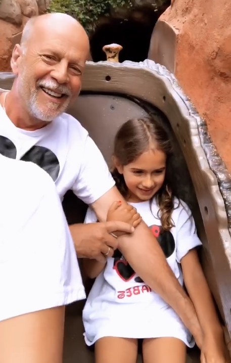 Bruce Willis diverte-se na Disney com a família