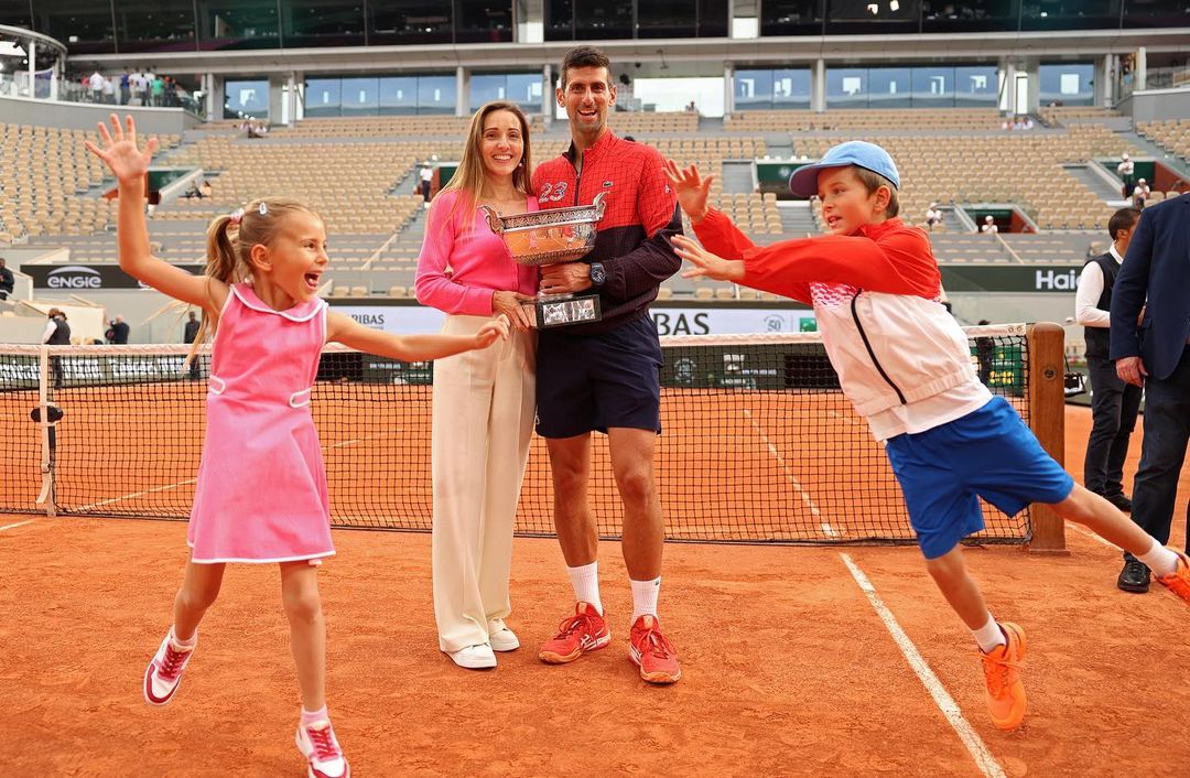 Novak Djokovic celebra marco histórico com a mulher e os filhos