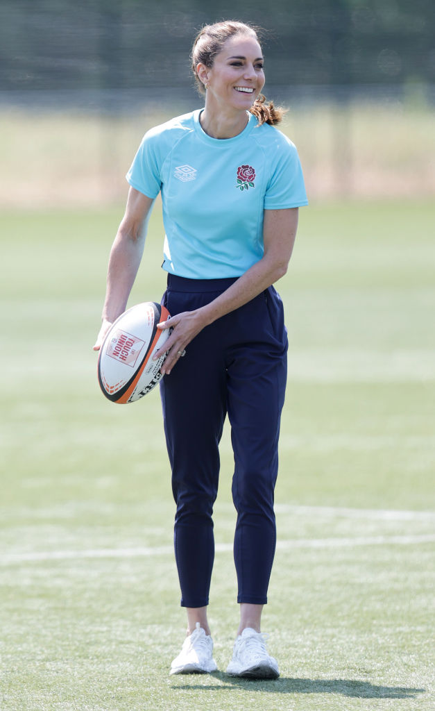 Kate visita seleção britânica de rugby e recebe presente especial