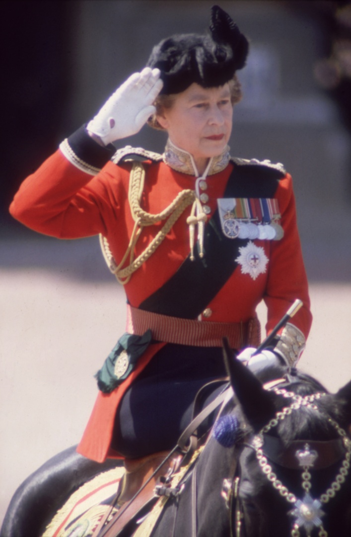 Isabel II monta a a cavalo no desfile do "Trooping the Colour", a 14 de junho de 1986
