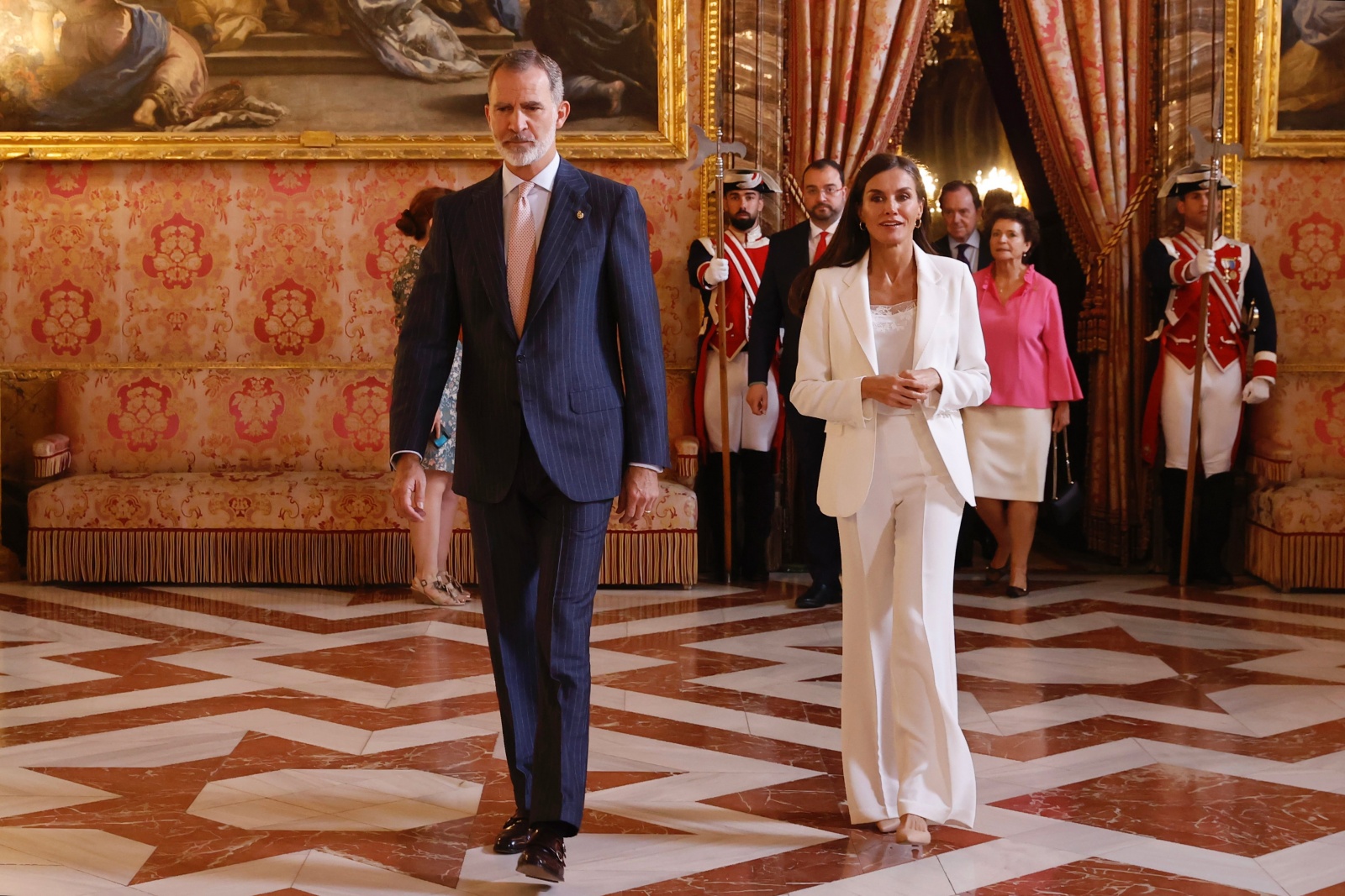 Letizia deslumbra num fato branco