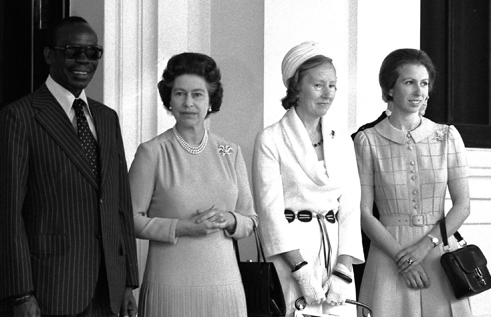 Isabel II e a filha, Ana, recebem o presidente e primeira-dama do Botswana, em 1978
