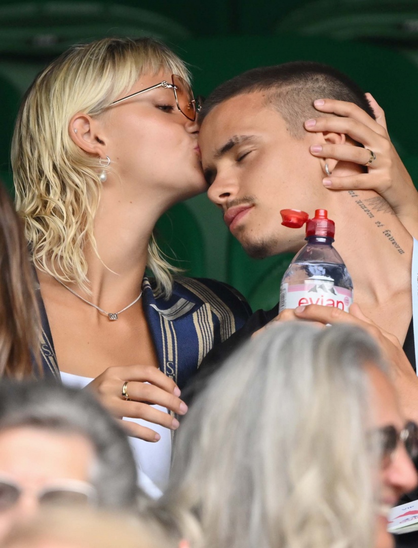 Romeo Beckham e Mia Regan apaixonados em Wimbledon