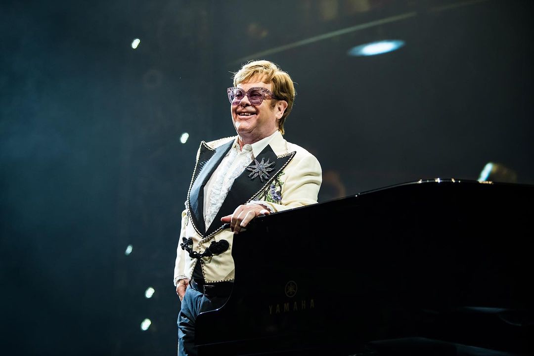 Elton John defende Kevin Spacey em tribunal