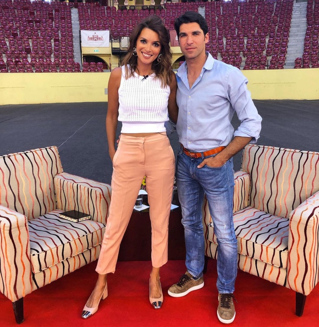 Maria Cerqueira Gomes apoia namorado na praça de touros