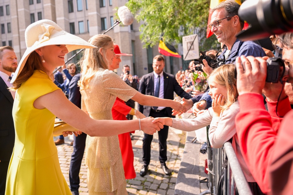 Princesa Elisabeth da Bélgica surpreende num vestido amarelo-canário, capeline e saltos altos 