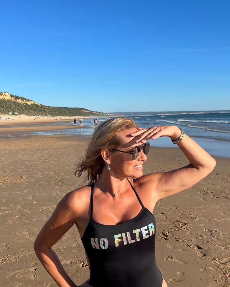 Fernanda Serrano na praia sem filtros e sozinha