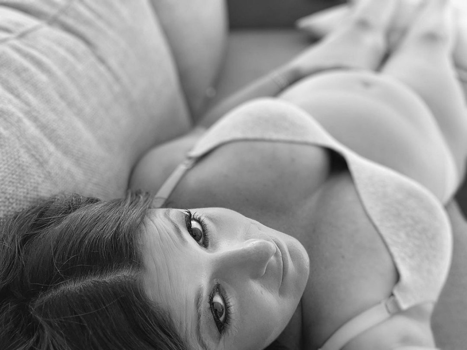 Maria Botelho Moniz assinala seis meses de gravidez com foto em "lingerie"