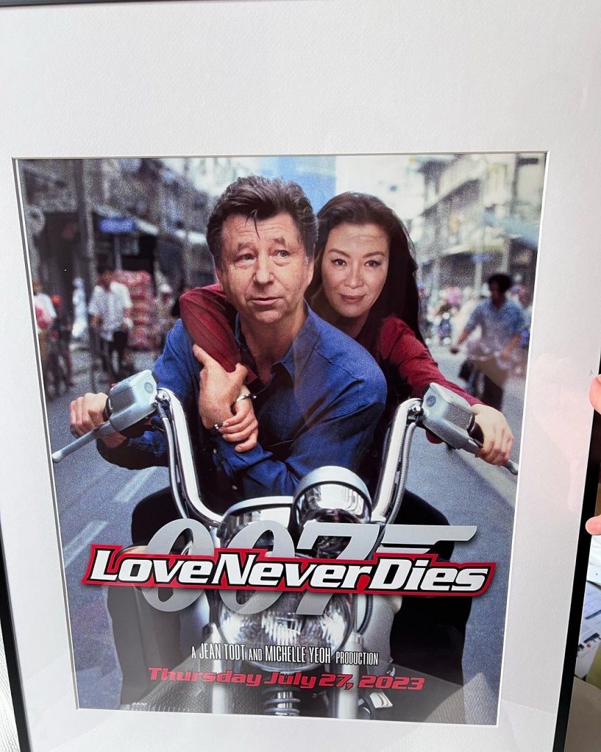 Cartaz do casamneto de Michelle Yeoh e Jean Todt, alusivo aos filmes "007"

