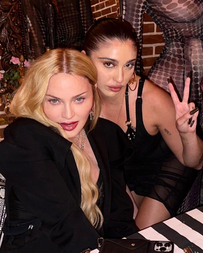 Madonna e a filha, Lourdes