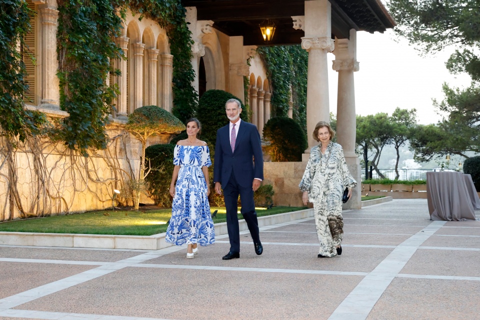 Ao lado da rainha Sofia, os reis de Espanha recebem a sociedade maiorquina no Palácio de Marivent