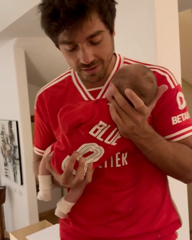 Em dia de aniversário, Lourenço Ortigão festeja vitória do Benfica com o filho