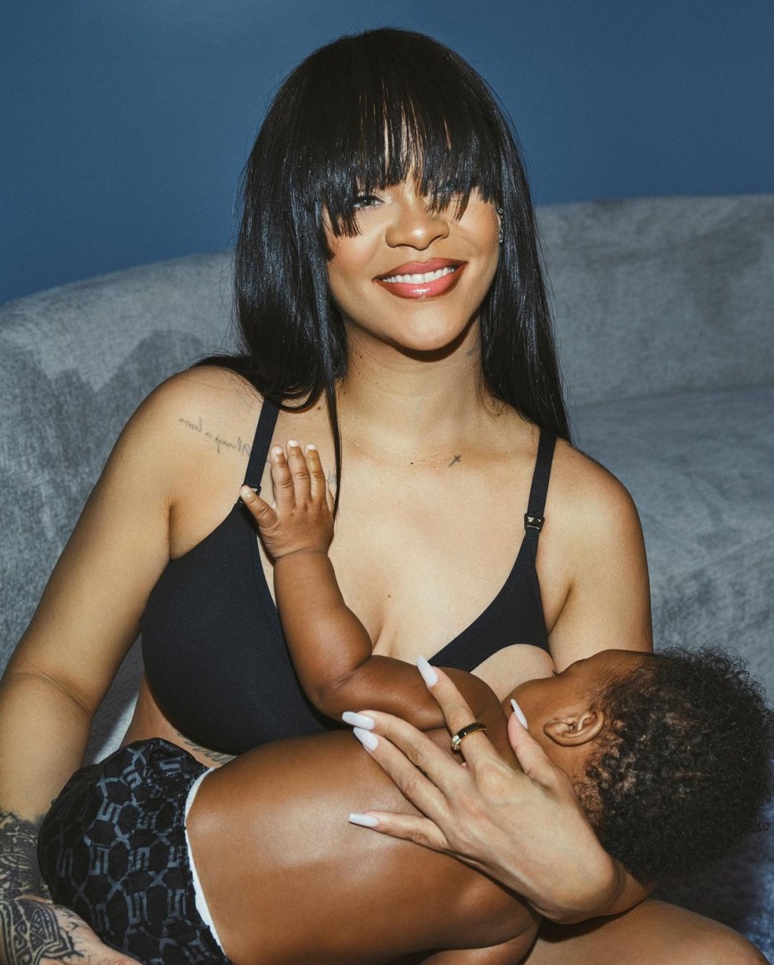 Rihanna amamenta o filho, RZA
