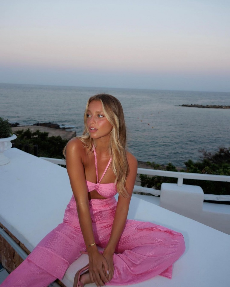 Em Ibiza, Margarida Corceiro seduz num visual Barbiecore de Rita Pereira 