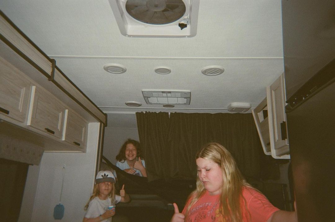 Três dos filhos da atriz na caravana
