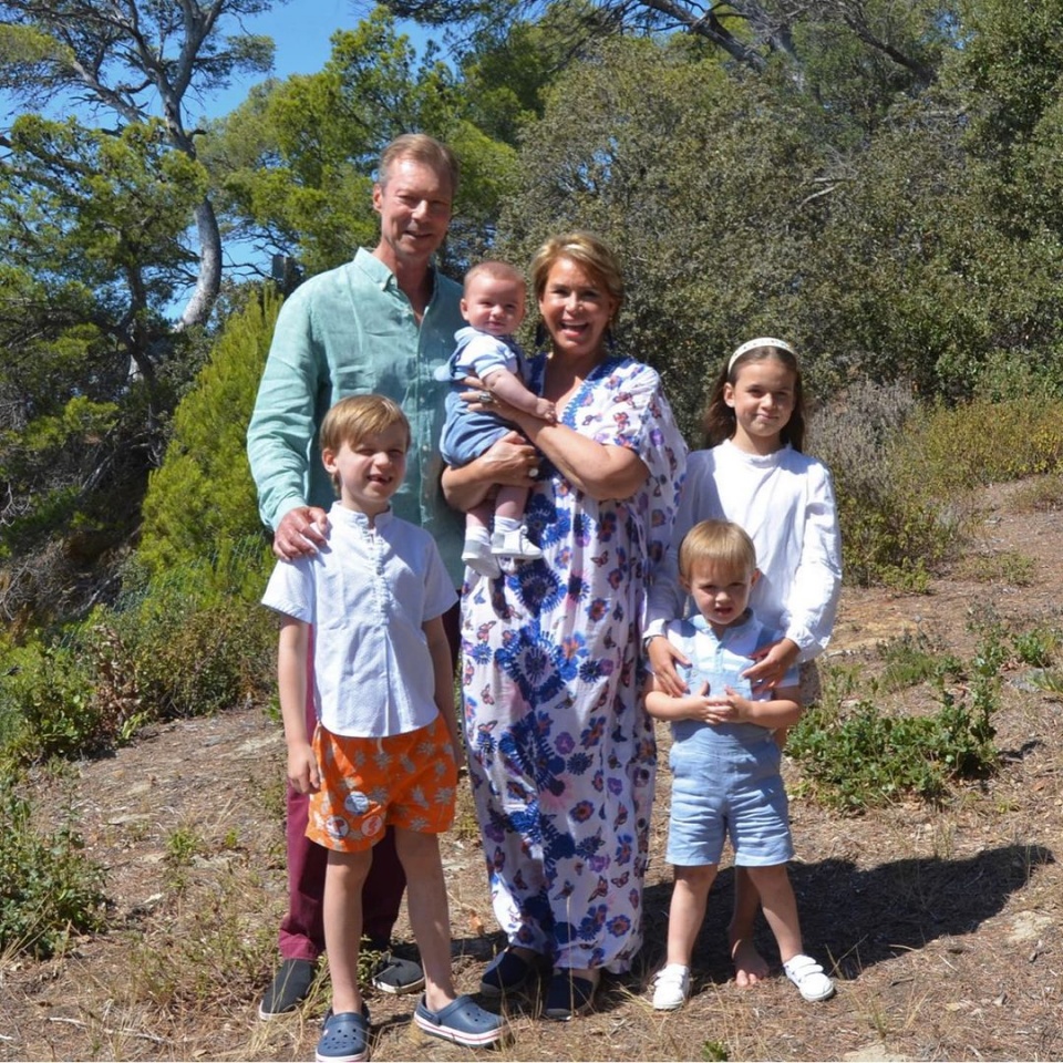 O álbum das férias de verão dos Grãos-Duques do Luxemburgo com os filhos e netos