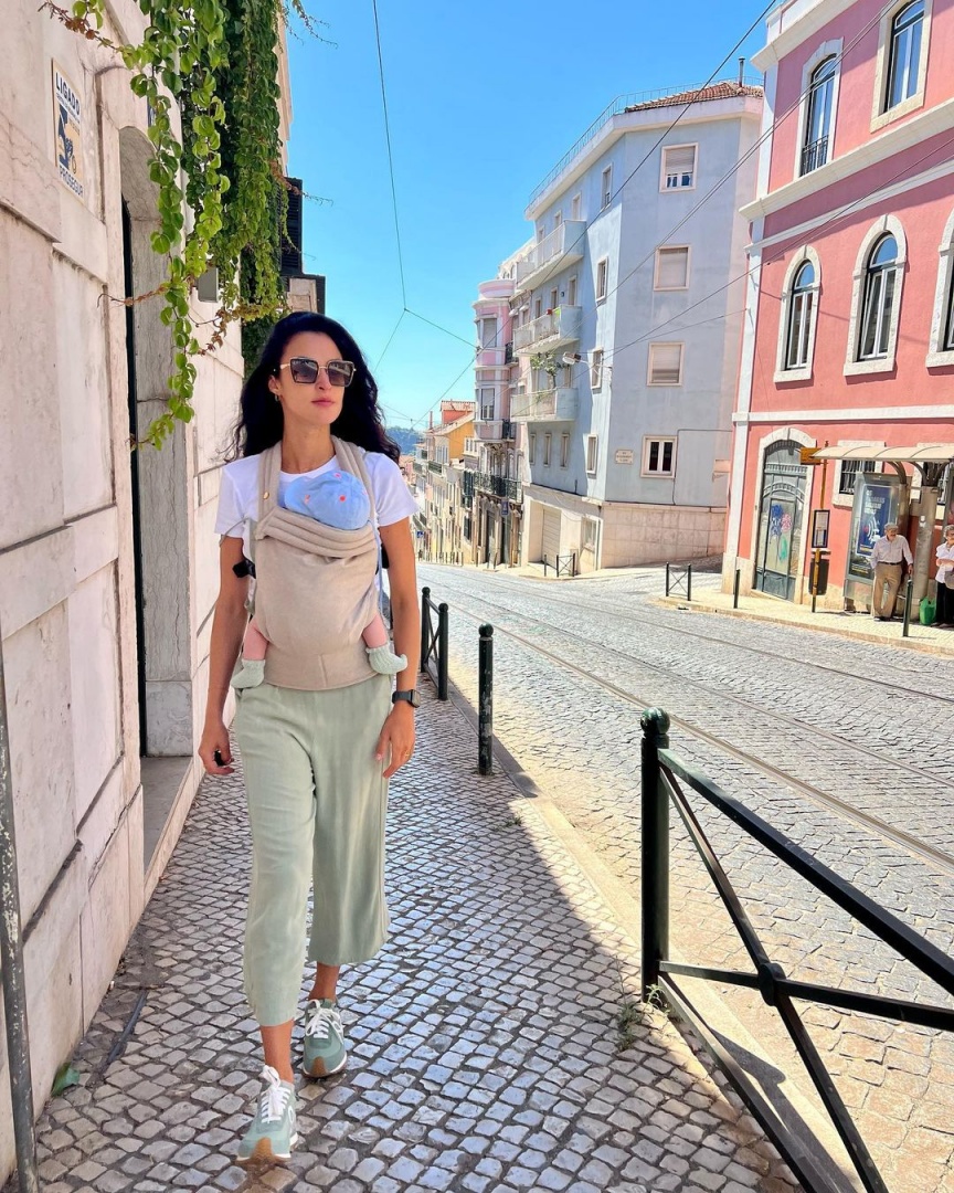 Sara Salgado passeia com a filha por Lisboa