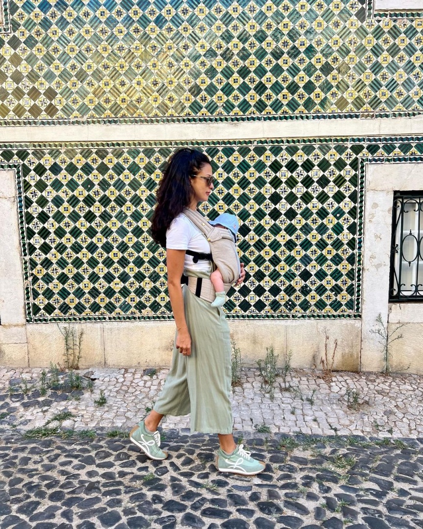 A atriz e a filha passeiam por Lisboa
