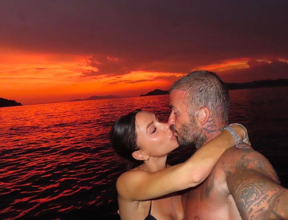 O beijo apaixonado de Victoria e David Beckham ao fim de 24 anos de casamento