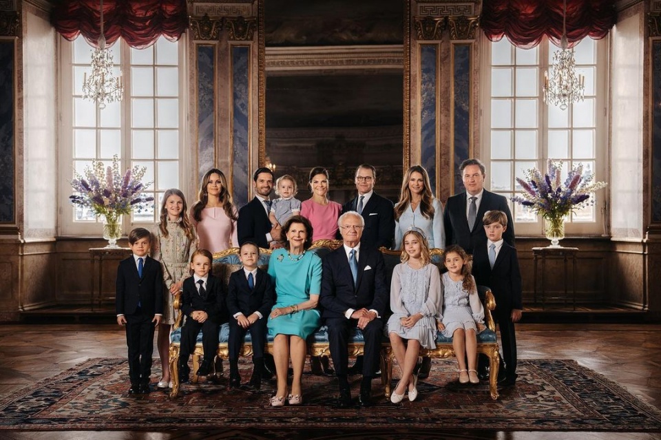 A foto oficial de família que marca o arranque das celebrações do Jubileu de Ouro do rei Carlos Gustavo da Suécia