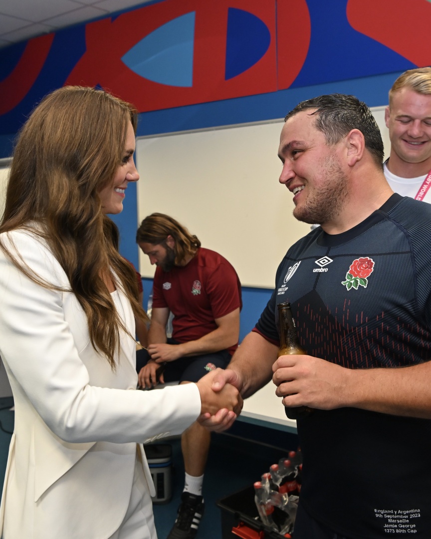 Kate esbanja elegância em jogo de rugby