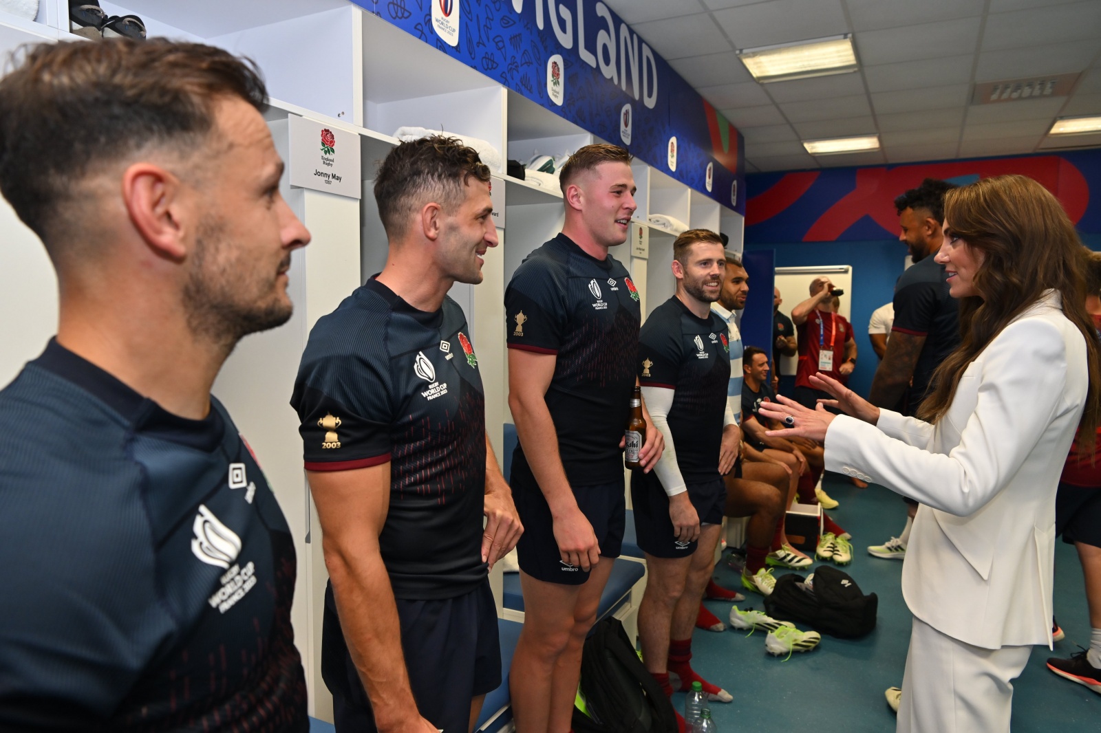 Kate esbanja elegância em jogo de rugby