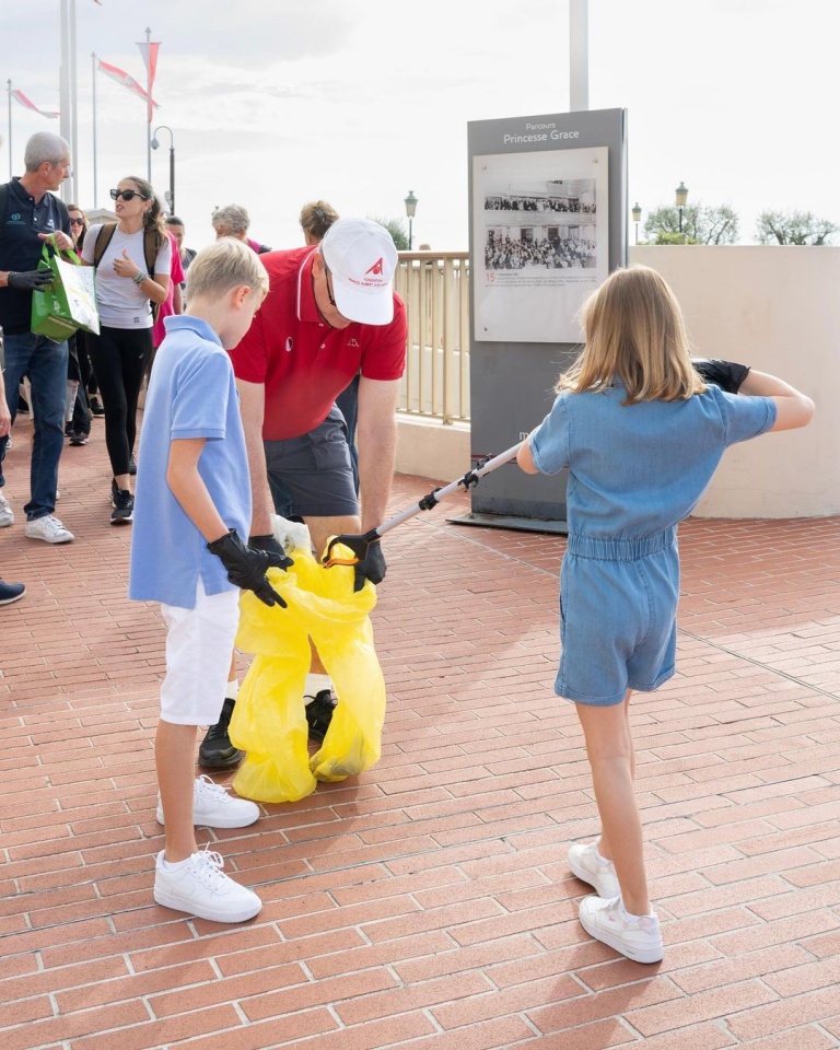 Alberto II e os filhos participam em ação de limpeza