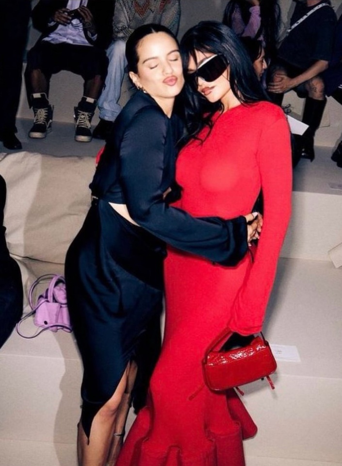  Rosalía celebra aniversário em Paris com Kylie Jenner