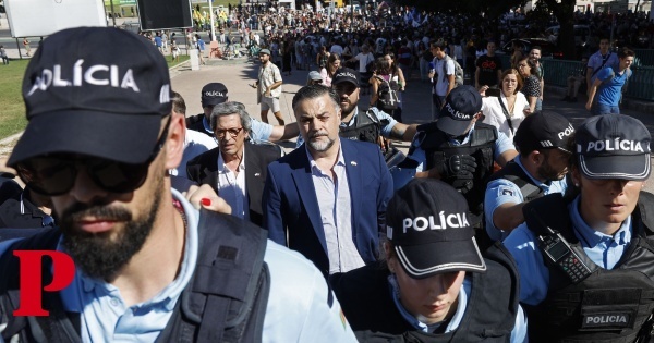 Ventura protesta sobre “agressões” a deputados na manifestação e abandona plenário
