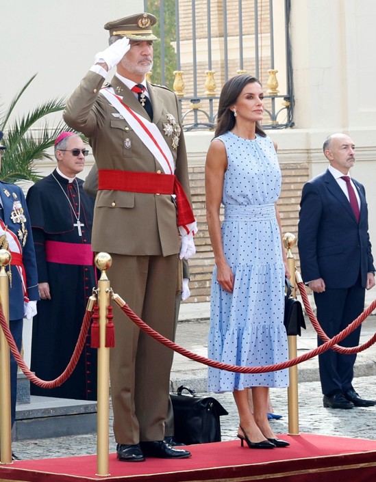 O "look" reciclado de Letizia no juramento de bandeira da filha