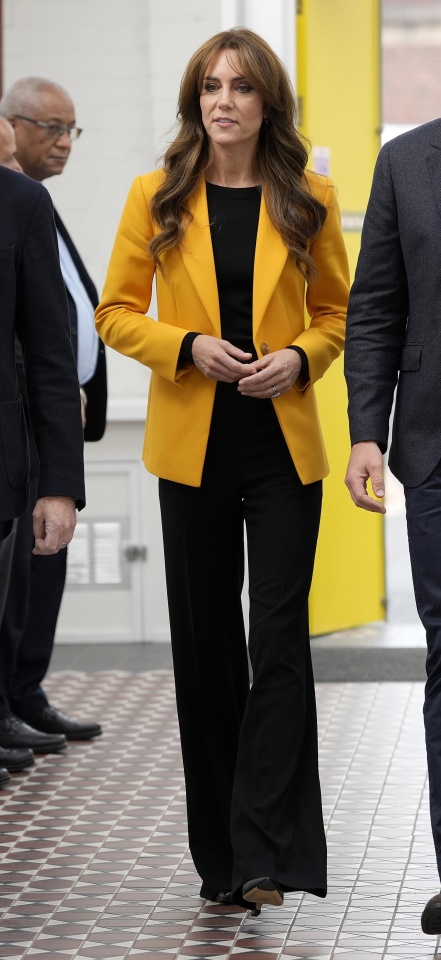 Kate volta a optar pelo seu blazer amarelo